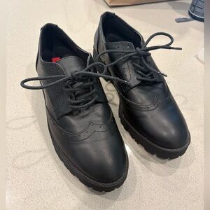 London Fog Black Wingtip Lace-Up Flats